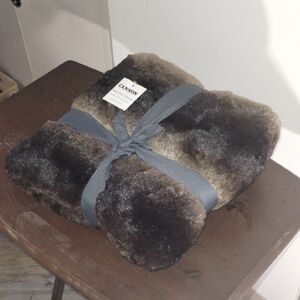NWT Faux Fur Throw